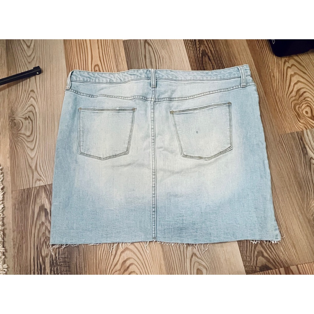 Universal Thread Womens Light Wash Denim Mini Skirt Size 18/34 Raw Hem NWT - Picture 4 of 5